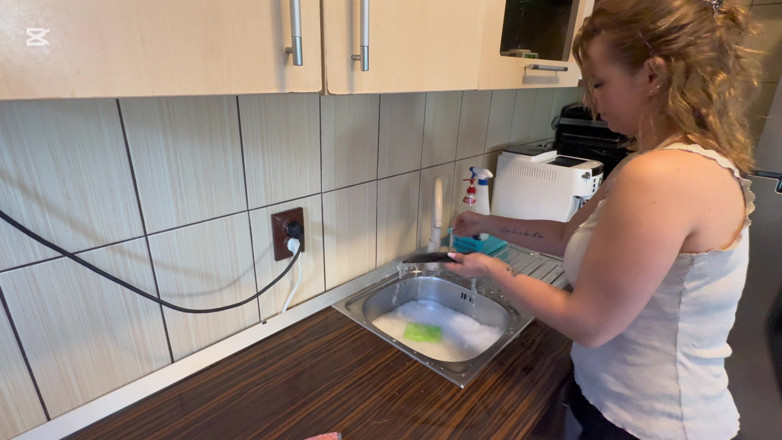 Emeli: Lavado de pelo con líquido del lavavajillas en el fregadero...