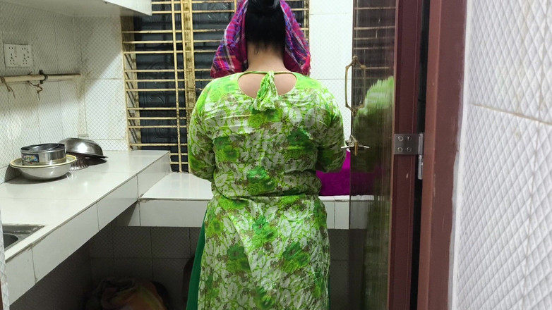 SAFI-SEXY: De repente vejo minha tia limpando os pratos em casa