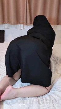 Yaramaz Malezyalı tesettürlü kız abaya'da götünü göstererek porno çekiyor