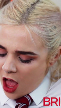 Teen gets her pussy eaten and sucks cock