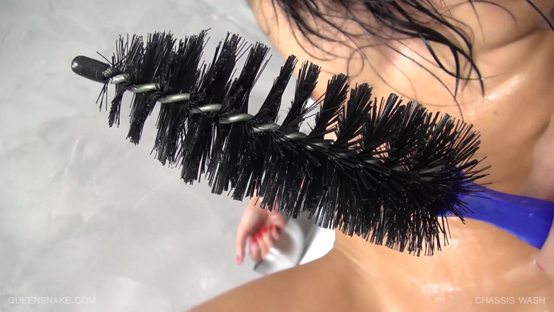 Queen Snake: Chassis wash on her pierced pussy