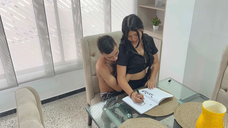 zacymaddy: La mia sorellastra calda mi chiede aiuto per i compiti...