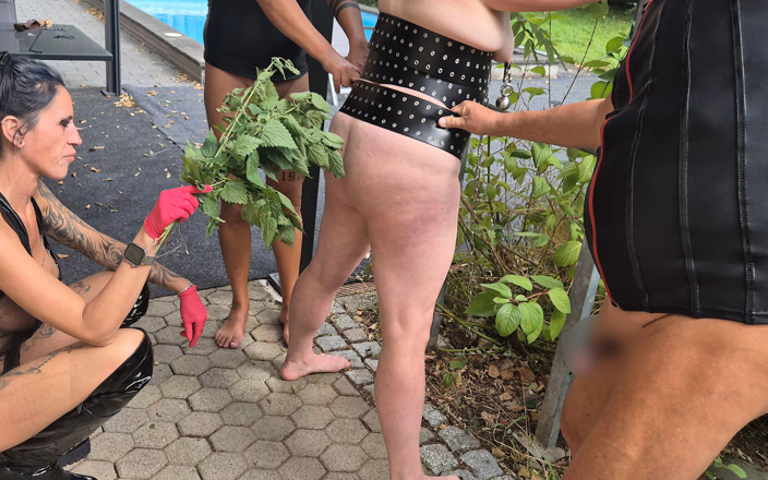 Amoresia: Lady Medusa Wrijft Brandnetels Op Mijn Kont En Kut