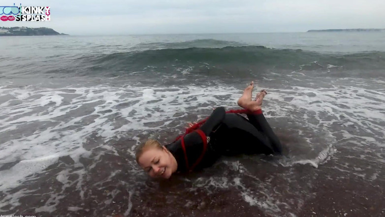 UKCuteGirl Lucy Lauren: 잠수복을 입은 Hogtied - 해변에서 로프 본딩 탈출 도전