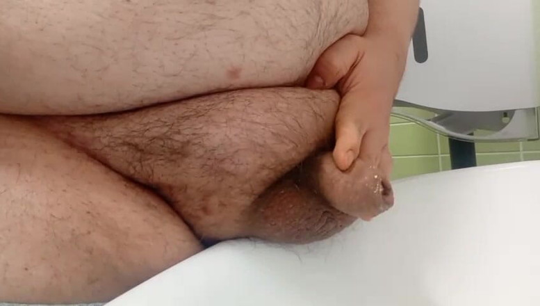 Big Pisser: Superchub Smegma Cock Chčije veřejné wc.