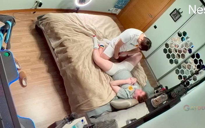 GayDuplo: 操我的男朋友无鞍并在他的洞里射精！