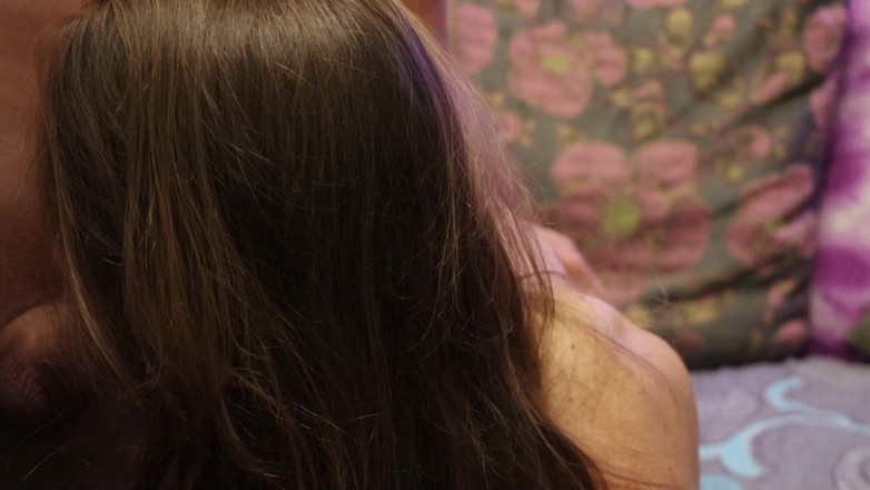 AnnaHomeMix: Hottie gibt der freundin ihres ehemanns einen blowjob und schluckt...