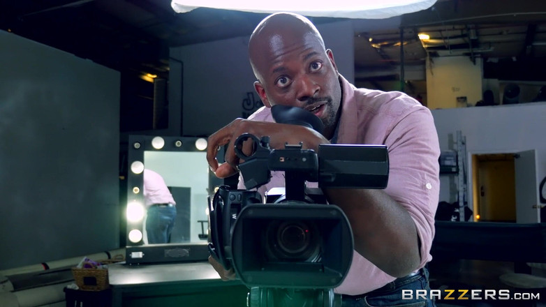 BRAZZERS: Brazzers - Johnny Sins хоче трахнути гарячу асистентку виробництва Кіссу Сінс замість порнозірки