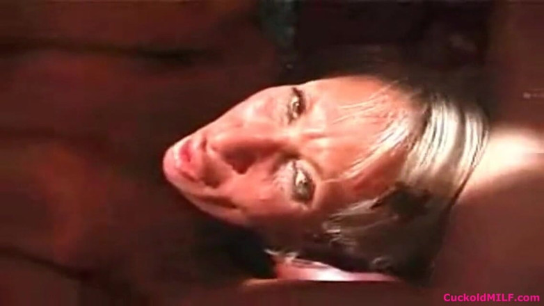 Cuckold MILF: Cornuto MILF nonna e suo marito con 2 tori