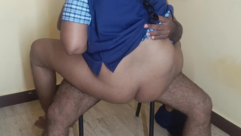 Ilakkiya: Туционный мастер скачет в позе наслаждаясь школой в униформе