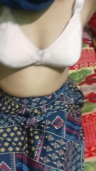 Krásná indická Desi Bhabhi ukazuje svá prsa a je ošukaná