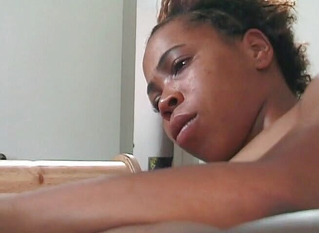 Black Jass: Duas garotas negras sexy são fodidas na cama