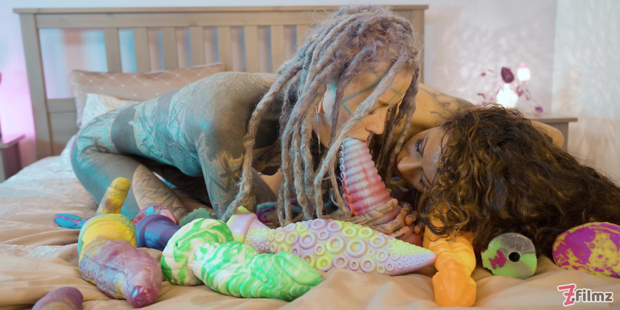 Stacy Bloom: Stacy blom och anuskatzz - anal - stora leksaker, gap, fisting, prolaps