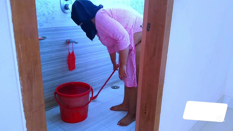 Aria Mia: När het väns fru städar sitt badrum går mannens vän...