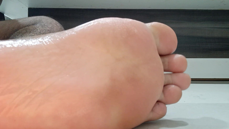 Fetish guys: Bôi dầu chân của tôi nhẹ nhàng - clip tôn sùng # 2