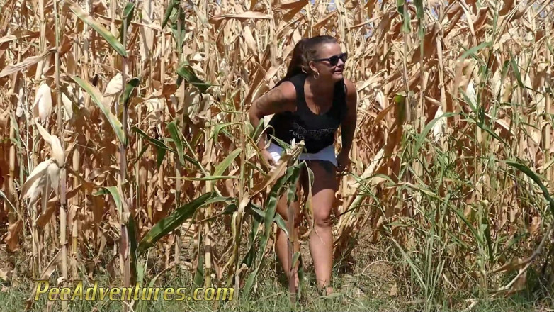 Pee Adventures: Pee in a corn field