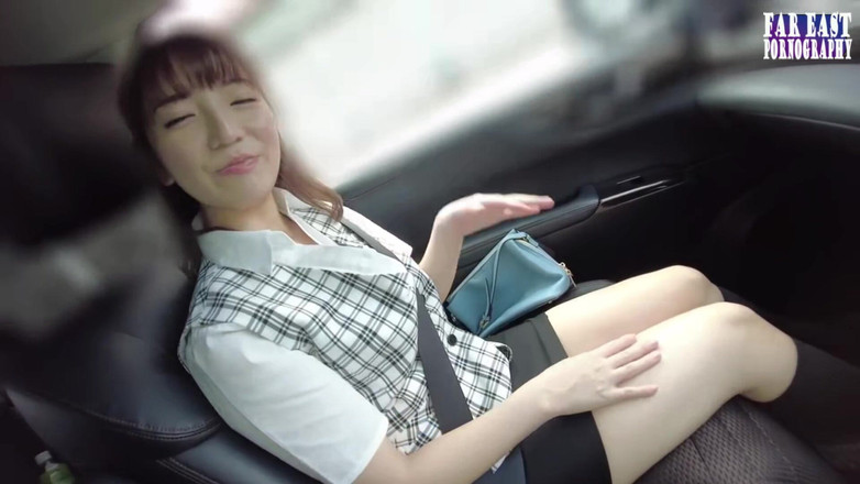 Far East pornography: Pop als gelukzaligheid met een bleke rondborstige plagerij op een...