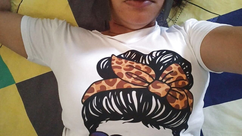 PATY PATY: Sexy brunetka si hraje se svými velkými bradavkami a masturbuje...