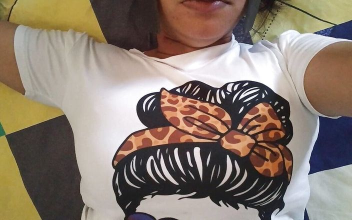 PATY PATY: 热辣的黑发女郎玩弄她的大乳头，在她的阴户里自慰并流出奶子