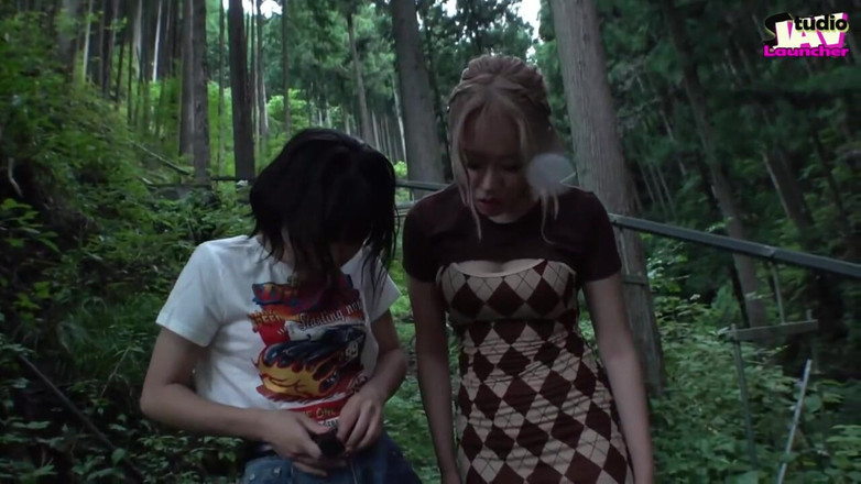 Studio JAV Launcher: O blondă și o frumusețe cu părul negru împărtășesc pasiunea sălbatică sub...