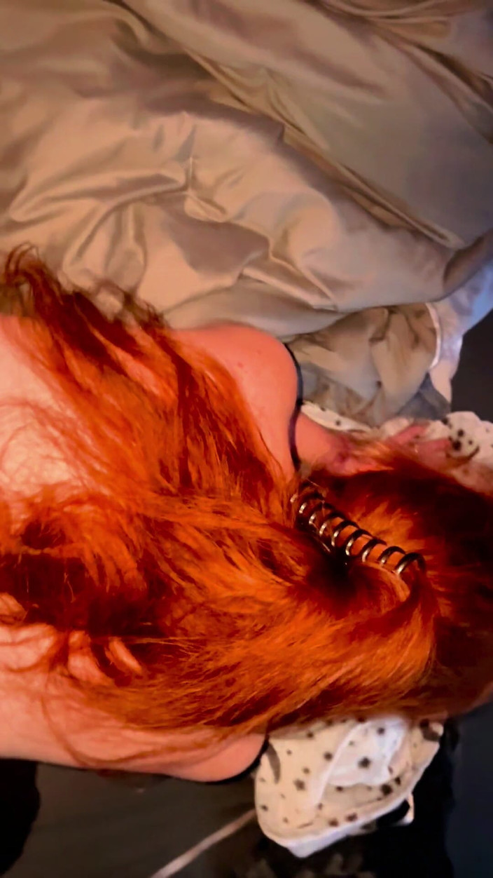 Chester Van Name: Pelirroja casada caliente con pies sexy toma un enorme dotado...