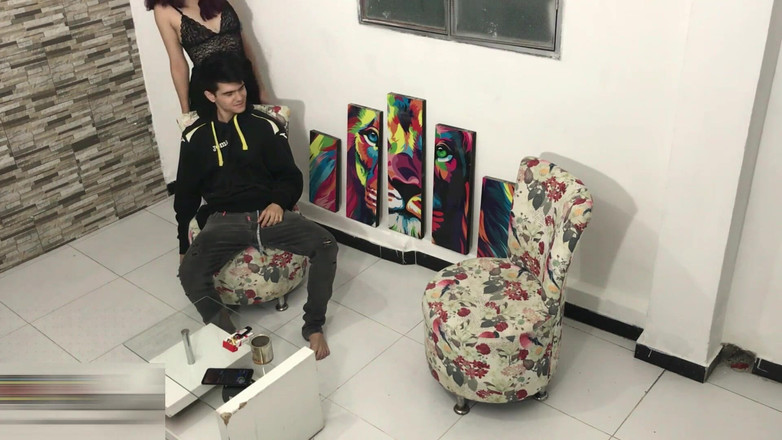 MAFELAGO: 我的继兄弟进入我的房间并操我的阴户，他射在我的屁股上