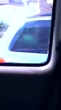 Geile brünette MILF fingert tropfende muschi auf dem rücksitz