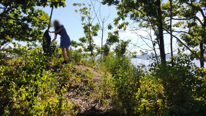 MissPopa: Naken fru i skogen visar upp sin rumpa och rumpa