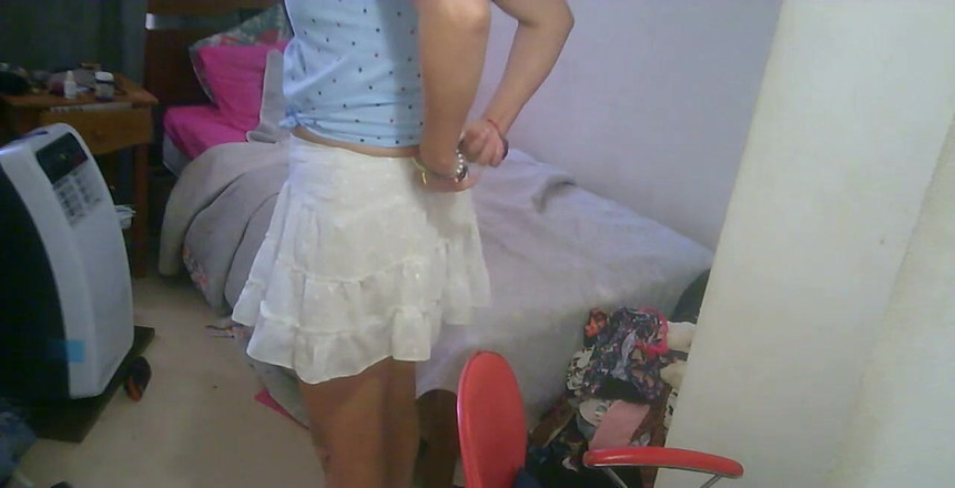 Nikki Montero: "Essayer une nouvelle jupe et d'autres vêtements ! Regarde-moi changer !"