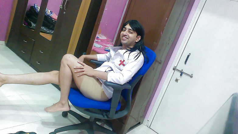 Cute & Nude Crossdresser: नर्स वर्दी पहनी प्यारी और सेक्सी बहन क्रॉसड्रेसर फेमबॉय स्वीट लॉलीपॉप ब्रेक में पागल हो जाती है।