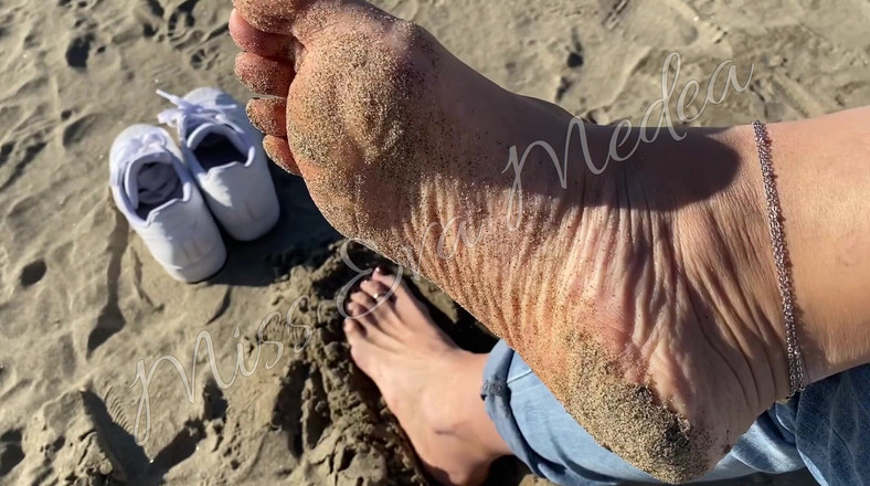 Miss Eva Medea: Mis grandes pies en el mar
