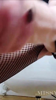 Une bite monstrueuse dans ta bouche et ton cul !