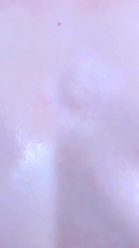 Lotion sur les seins, gros plan extrême
