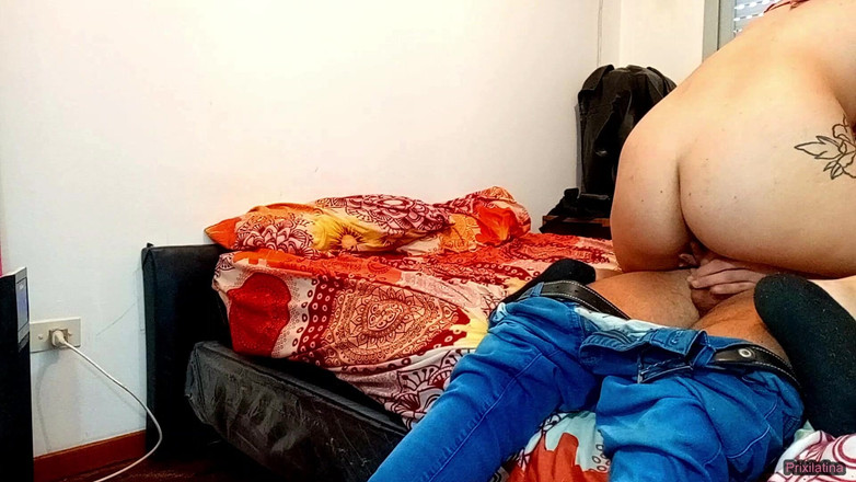 Bananacaseros: Трахаю збуджену дівчину з великою дупою в кімнаті її мачухи