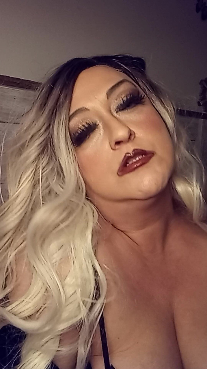 Charlottes: Сама, збуджена і гаряча