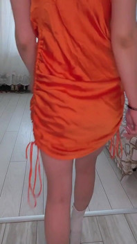 Laufsteg furzt in high heels und kleid
