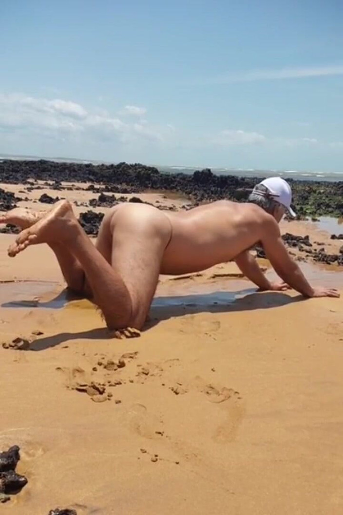 Ladysilvas: ビーチでパンティ姿のレディシルバが彼のホットなお尻を見せつける