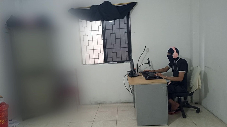 NEGRITA SEXY: Meine stiefschwester putzt mein zimmer und geht dann und ich...