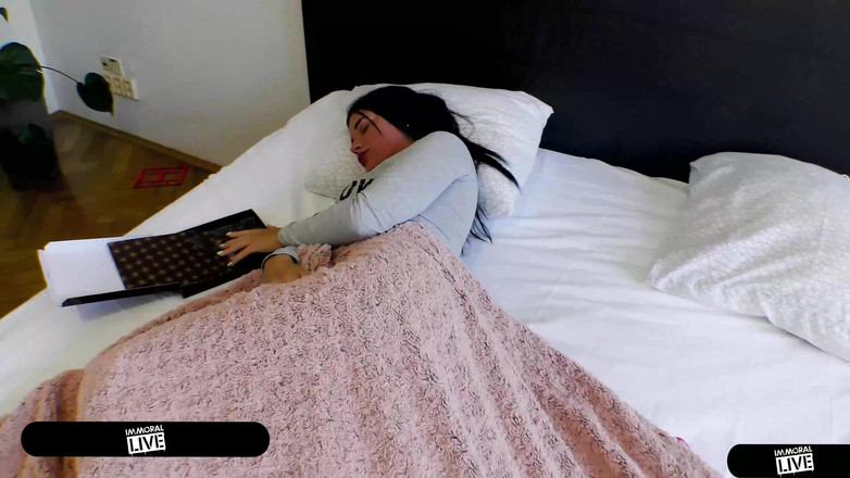 Immoral Live: Katarina Rina 바이브 클리토리스 딘은 면도한 보지를 파운드로!