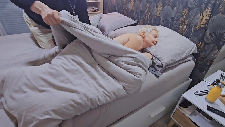 Sofy13: 義理の息子がベッドで私のマンコを犯しに来て、私の顔に射精します