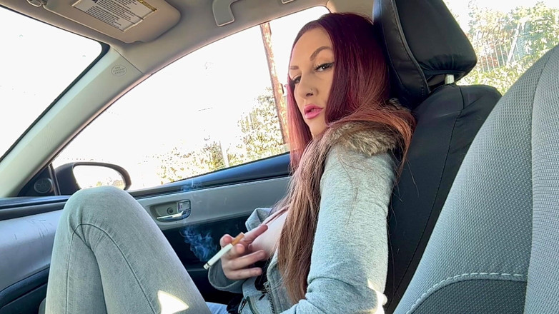 Artemisia Love: Італійська матуся Артемія любить уповільнене куріння sesh в машині зі своїми великими цицьками та жорсткими сосками, фетиш із курінням цицьок із довгим волоссям