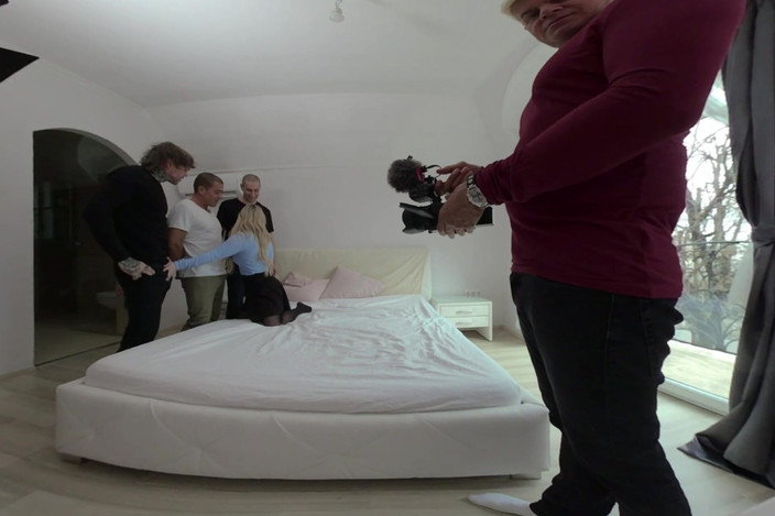 Dans VR: Haley spades - 幕后虚拟现实 第一部分 - prim和适当的小 pawg 在自制钢棒中出