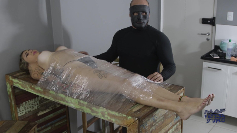 MAF fetish studio: Akemi beperkt, aangeraakt en gedomineerd