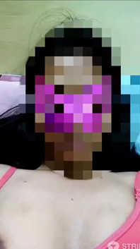 Ella disfruta con los dedos, gritando y gimiendo
