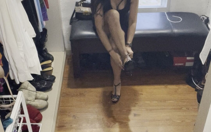 asiangoddess: Umkleidekabine cam: das kleine schwarze kleid