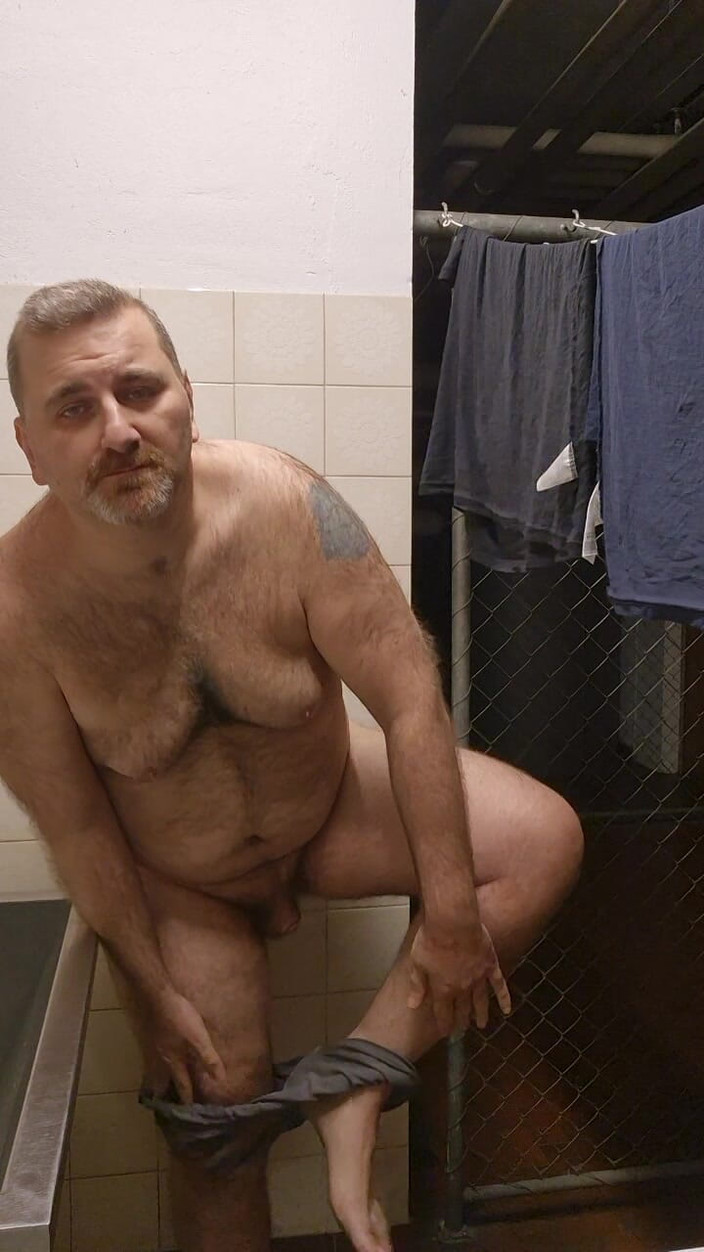 ChubbyDaddyBearLuka: 洗濯室の太った毛深いクマのストリップ