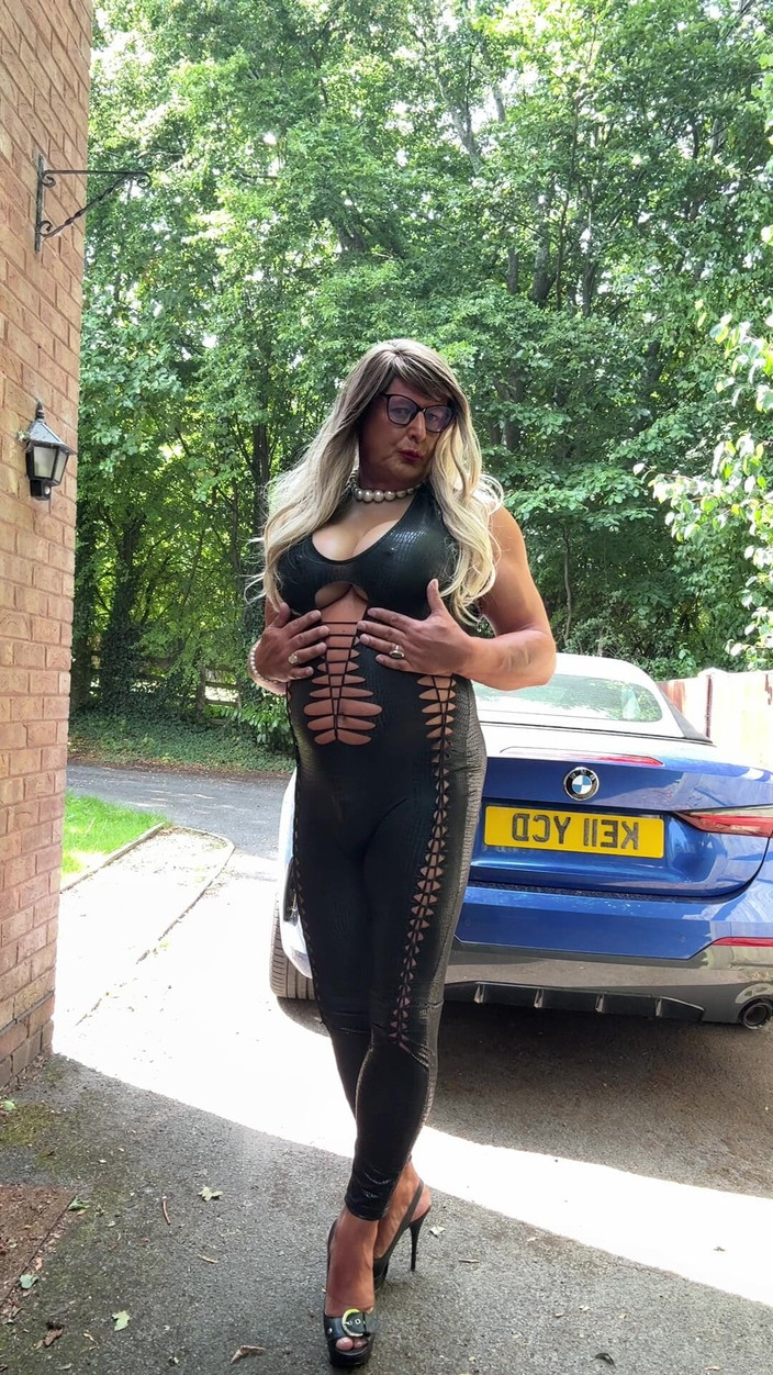 Kellycd2022: Sexy Crossdresser Kellycd2022 em Preto Pvc Catsuit and Heels
