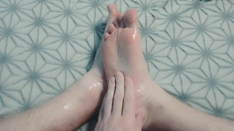 Pasha: लड़का धीरे से तेल से अपने पैरों की मालिश करता है