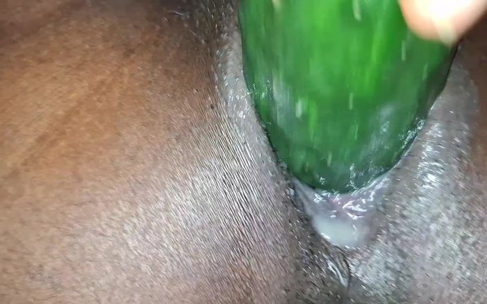 BMCs: Ela adora pepino e banana na buceta até gozar e...