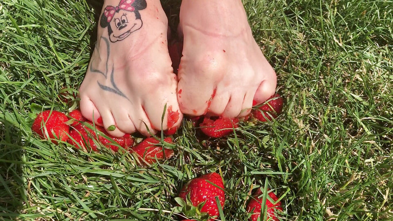 Euro Models: Stopy miażdżą truskawki z bliska